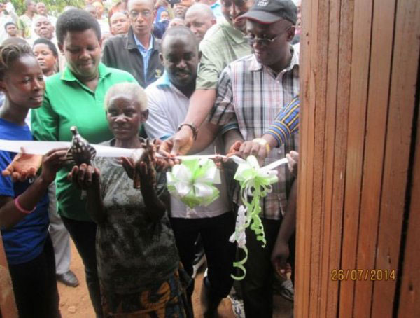 Umwe mu basigajwe inyuma n'amateka ashyikirizwa inzu yubakiwe n'ihuriro Peace Plan.