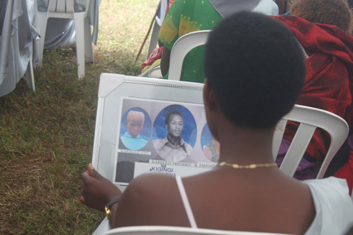 Umwe mu bagore bari baje kwibuka abo mu muryango we yabuze.