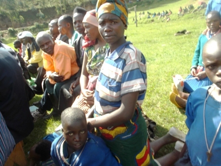 Umwe mu barwayi b'igicuri witwa Bazarikenge( wicaye imbere) avuga ko iyo ndwara ituma nta cyo babasha kwikorera ngo biteze imbere.