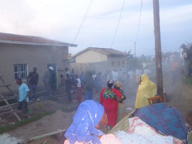 Umwotsi waturukaga mu nzu ari mwinshi ibiyirimo nabyo biri gushya.