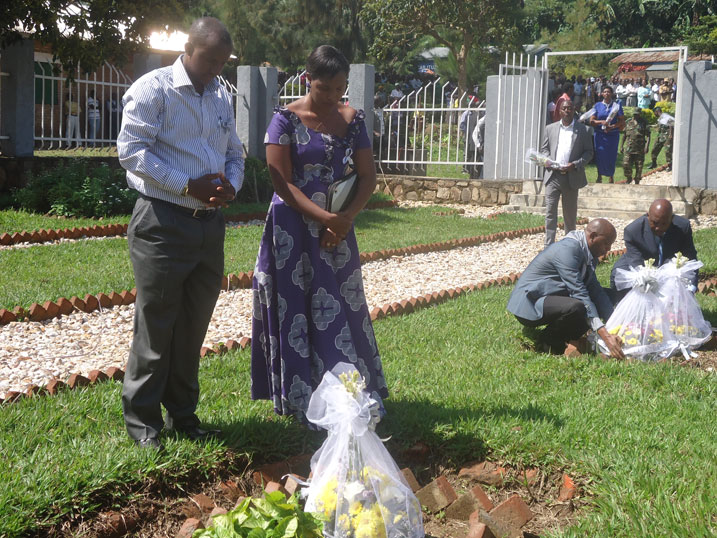 Umyobozi w'Akarere ka Karongi n'umufasha we bashyira indabo ku Rwibutso rwa Jenoside rwa Gatwaro.