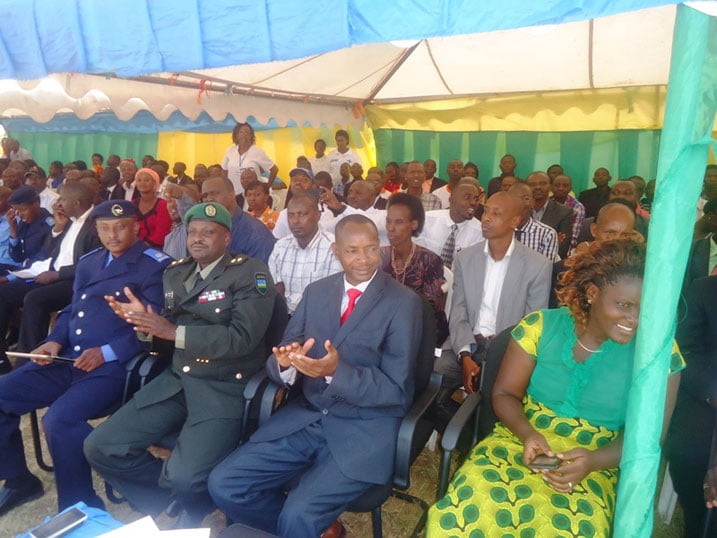 Umyobozi w'akarere ka Rwamagana, Uwimana Nehemie (hagati) ndetse n'abayobozi b'Ingabo na Polisi bishimiye Ukwibohora k'u Rwanda ku nshuro ya 20.