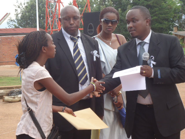 uyu nawe uretse amafaranga bamufashishije ari muri iriya bahasha ashyikirijwe n'umuyobozi wa CHUB, ngo abakozi b'ibi bitaro bazanamurihira kaminuza.