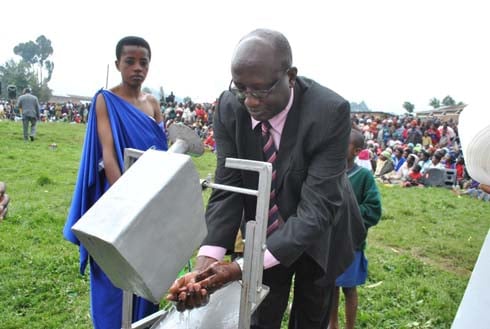 Uretse guhabwa amazi meza bigishijwe no gukoresha kandagira ukarabe mu kugira isuku.