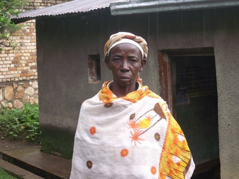 Urimubenshi Shira yemeza ko yabonye inzoka mu nzu yahoze ituwemo n'umwami wa nyuma w'u Rwanda.