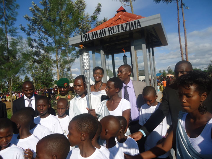 Uru rumuri rwahise rushyirwa aho rugaragarira buri wese nk'ikimenyetso cy'uko Ubunyarwanda butazimye.