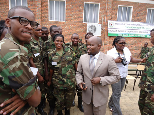 Urubyiruko rwasabanye na minisitiri urushinzwe.