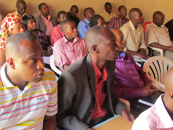 Abakurikirana gahunda ya mituweli mu turere twombi babanje kwicarana bagirana ibiganiro.