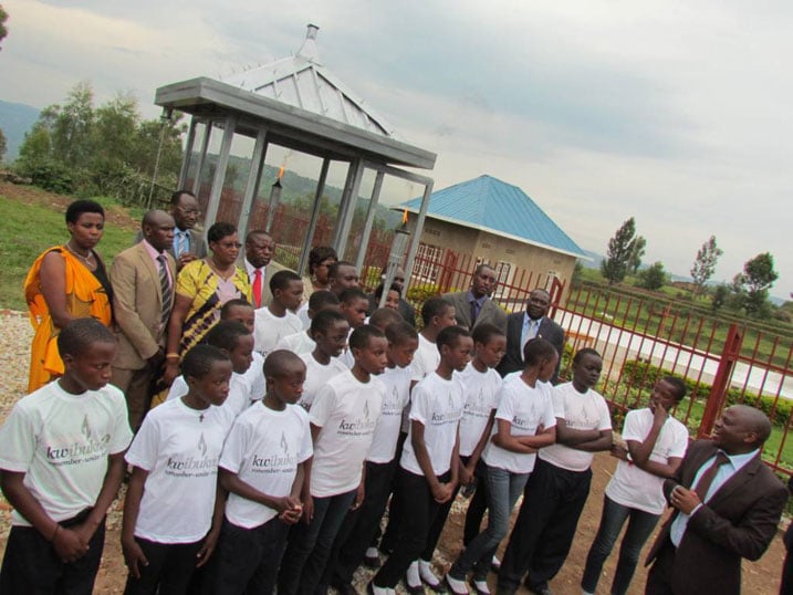 Urumuri rutazima rwagegejejwe ku rwibutso rwa Jenoside rwa Mutete ahashyinguye imibiri y'Abatutsi 1,039.
