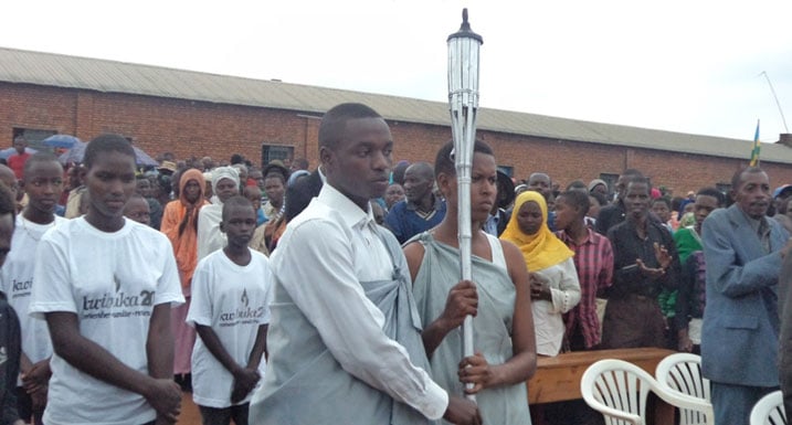 Urumuri rutazima rwakiriwe n'abana babiri Laetitia Kayitesirwa na Cyprien Habimana.