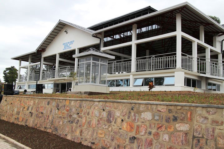 Urwibutso rwa Jenoside rwa Nyanza rwasuwe n'abakozi ba RSSB bakanarutera inkunga.