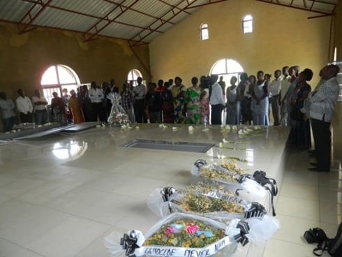 Abaturage n'abayobozi b'akagari ka Mibirizi bashyize indabo ku mva z'abashyinguye mu rwibutso rwa Ruhanga. 