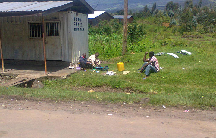 Usanga hari n'abandi bana baba bari kumesera abashoferi b'amakamyo bakabaha amafaranga.
