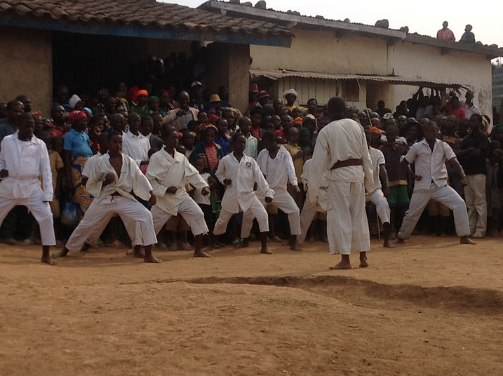 Usengimana na bamwe mu bakinnyi ba Karate bo muri Tiger basusurutsa abaturage b'umurenge wa Kibumbwe.