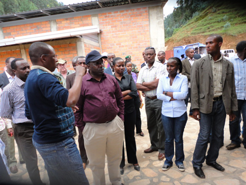 Uwamahoro asobanurira Minisitiri w'Intebe aho imirimo yo kubaka urugomero rwa Rukarara II igeze.