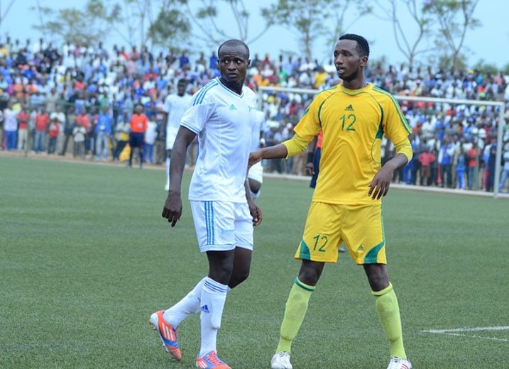 Uwambajimana Leon wa Rayon Sport (wambaye umweru) na Mico Justin wa AS Kigali, buri wese yatsindiye igitego ikipe ye.