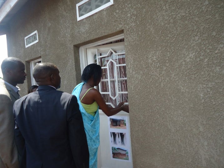 Uwantege yahise ashyikirizwa imfunguruzo z'inzu yahawe maze atangira kubafungurira.