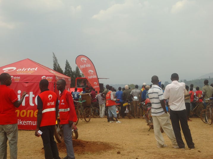 Uwanyurwaga na service za Airtel yahitaga azihabwa mu ihema bari bahashyize.