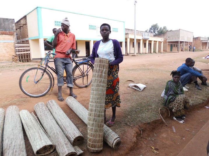 Uyu mukobwa ngo hari ibyo adasaba ababyeyi kubera ubucuruzi bw'imisambi.