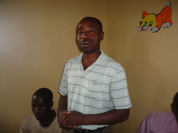 Uwimana Emmanuel avuga ko nta mugabo ugiterwa isoni no kuhagira abana cyangwa kubatekera igihe umugore adahari.