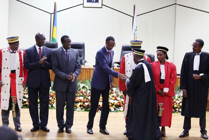 Uwo musaza yasoje akazi ku bucamanza yari akoze imyaka irenga 40 nawe akaba yashimwe ku mugaragaro uburyo yitwaye.