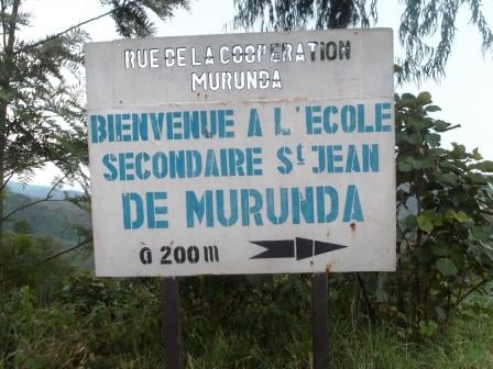 Uwo munyeshuri yiga ku ishuri ryitiriwe Mutagatifu Yohani ry'i Murunda.