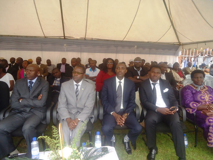 Umuhango wo kwakira urumuri rutazima mu karere ka Nyamasheke witabiriwe n'abanyacyubahiro mu ngeri zitandukanye.