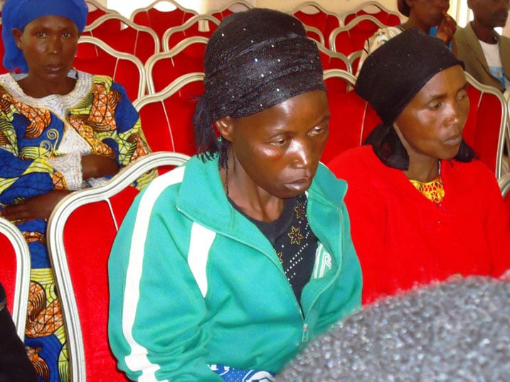 Uyu mukecuru w'umunyamuryango wa AVEGA , yemerewe inzugi 4 n'amadirishya ane yo gukinga inzu ye nyuma yo kugeza ikibazo ku muyobozi wungirije ushinzwe imibereho myiza y'abaturage.