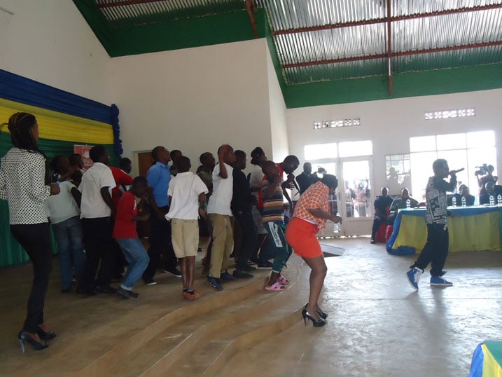 Umuraperi Jay Polly arasaba abafana be gukomeza kumushyigikira no kumutora ngo batazaba barariye inka bakananirwa umurizo.