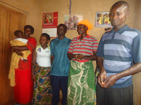 Uyu muryango urishimira inka worojwe n'abanyeshuri bibumbiye muri AERG-Duhozanye.