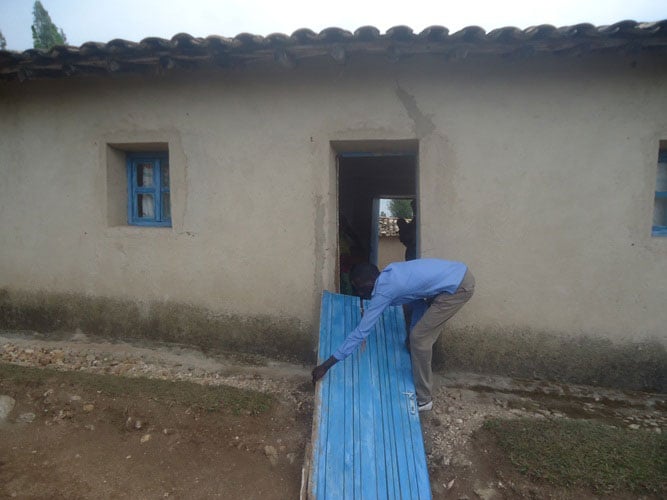 Uyu muryango waratewe urugi ruracika.