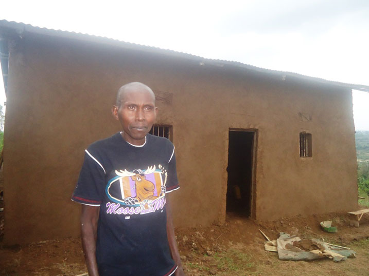 Uyu musaza Rubanguka Aloys utishoboye, amaze imyaka 25 amugaye ukuguru nyuma y'impanuka y'imodoka yakoze. Yibana muri iyi nzu.