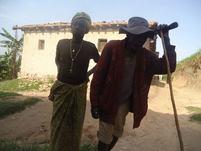Uyu musaza n'umukecuru n'abana babo bari bubatse barimutse kubera amabuye.