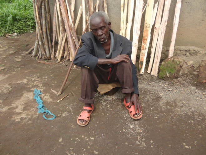 Uyu musaza uri kota izuba, ngo imbeho y'i Musanze niyo yamugoye cyane.