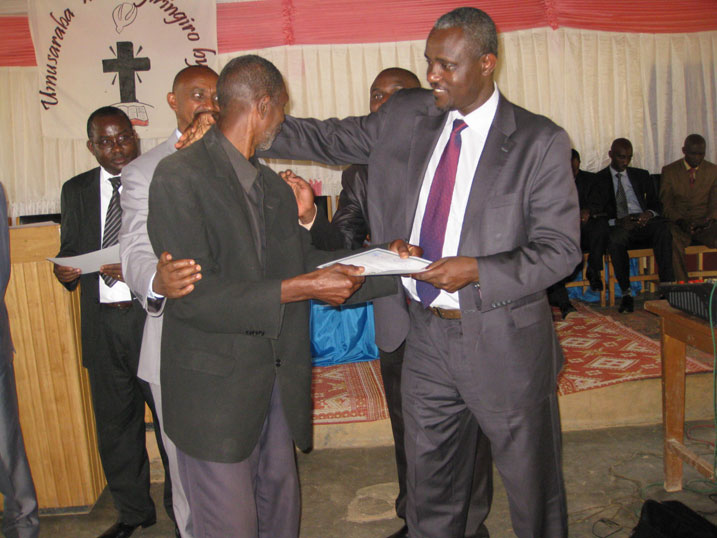 Uyu musaza w'imyaka 65 ni umwe mu basoje amasomo yo kwandika, gusoma no kubara.