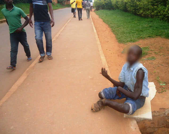Uyu musore witwa Sibomana, ava mu karere ka Kayonza akajya gusabiriza mu mujyi wa Rwamagana, yarangiza agatega imodoka agataha.