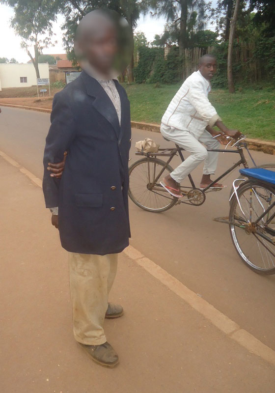 Uyu we avuga ko adasaba, ahubwo ko umuntu ubishatse amugenera.