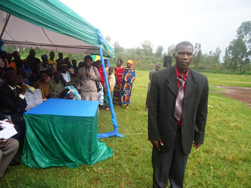 Uyu mugabo na we yaburanaga n'uyu mugore umuri inyuma (ufite microphone), babyaranye abana 4 akamusiga agashaka undi.