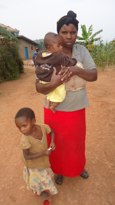 Aho agiye hose agendana abana ngo imbwa zitabarya.