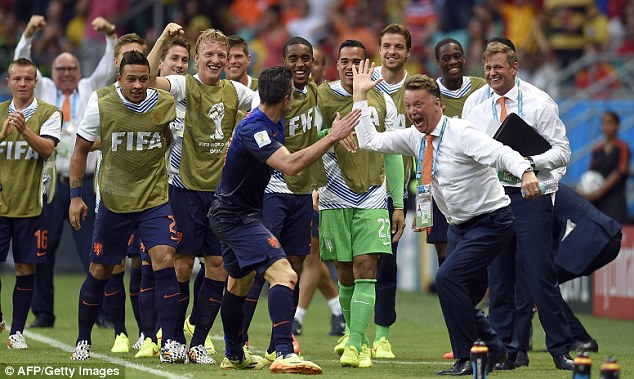 Van Persie, umutoza Van Gaal n'abakinnyi bishimira kunyagira Espagne
