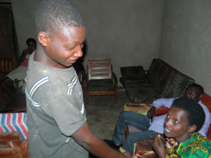 Viateur yabanje yitegereza nyina wabo cyane.