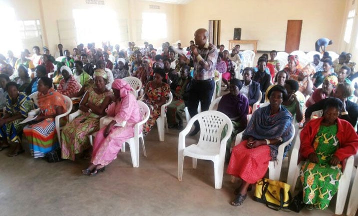 Visi Perezida wa FPR Inkotanyi mu karere ka Kamonyi atanga ikiganiro.