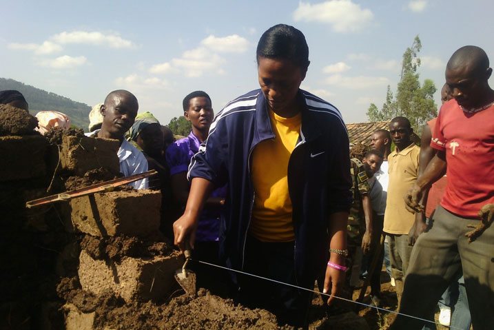 Visi perezida wa Sena y'u Rwanda atangiza mu karere ka Nyanza igikorwa cyo kubakira umunyarwanda wirukanwe muri Tanzaniya.