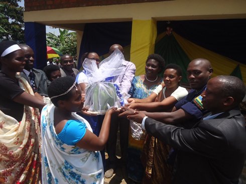 Abaturage batanze umuganura w'imyaka n'imbuto byeze muri mu murenge wa Rangiro.