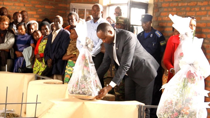 Vital Ntagengwa wari uhagarariye CNLG asubiza icyubahiro abatutsi bishwe bazira Jenoside.