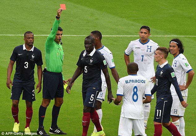 Wilson Palacios wa Honduras yahawe ikarita itukura muri uwo mukino.