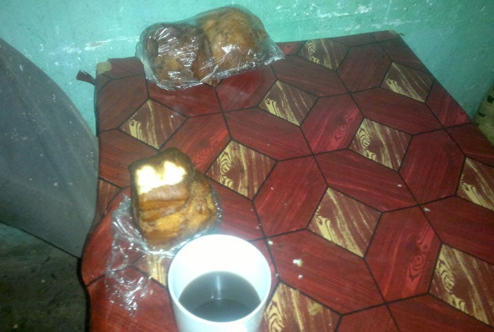 Yariye aya mandazi 10 asomeza n'icyayi.