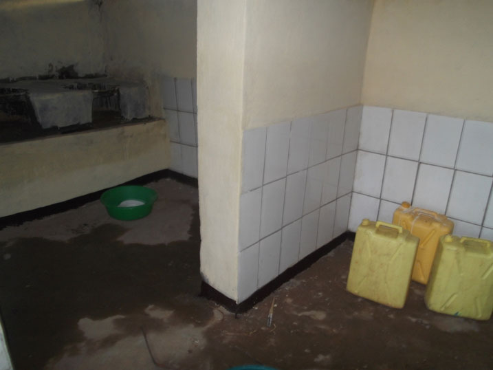 Yatangiye kuvugurura ashyiramo amakaro n'irangi ariko asaba akarere kubikurikirana kuko hashobora kuba hari ikindi kibyihishe inyuma.