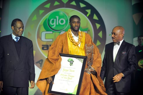 Yaya Toure ashyikirizwa igihembo. 