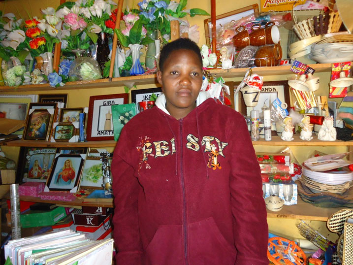 Kanzayire Antoinete ukora imitako akanacuruza indabo mu mujyi wa Byumba ngo abona abaguzi benshi ku munsi wa Saint Valentin.